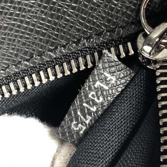 New Louis Vuitton Porte Documents Black Taiga bag - Picture 4 of 8